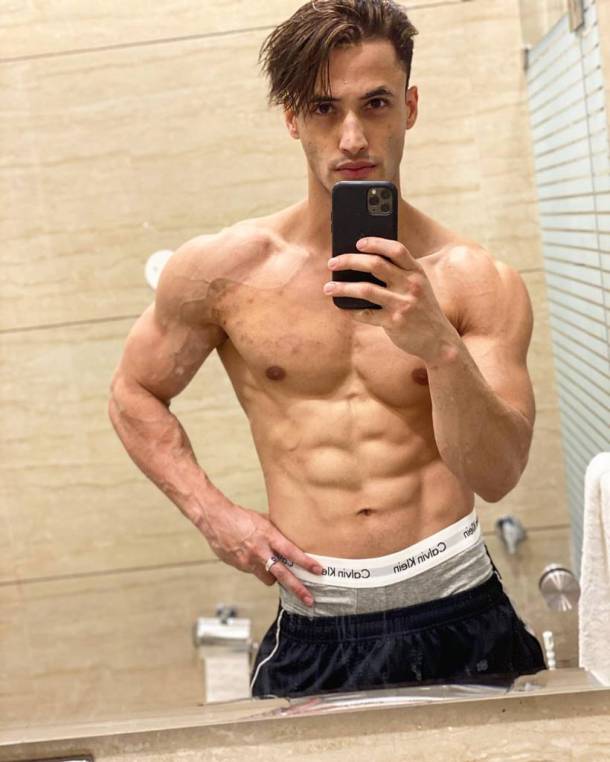 asim riaz selfie