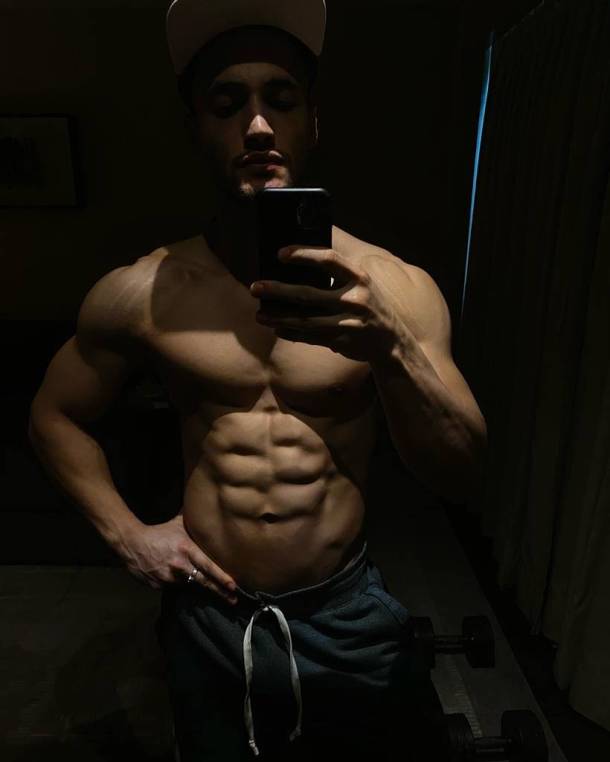asim riaz post workout photo