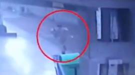 RPF constable delivers milk, RPF constable delivers milk in running train, RPF constable milk delivery, India news, Indian Express