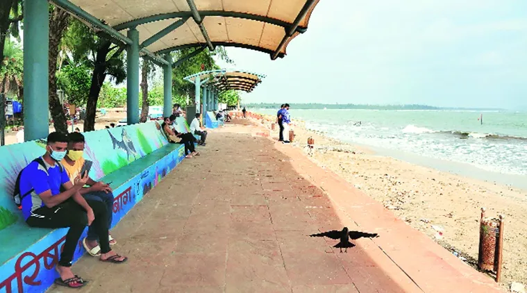 covid-19 in mumbai, alibag tourist destination, varsoli beach, locals help cops to send back tourists, tourists at varsoli beach, mumbai police, indian express news