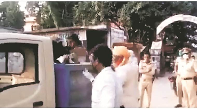 UP police, Body of man removed in garbage van, Balrampur dead body garbage van