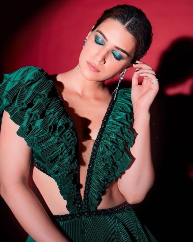 Kriti Sanon,Kriti Sanon photos, Kriti Sanon latest HD photos, easy makeup looks, zoom call makeup look, home no makeup makeup look