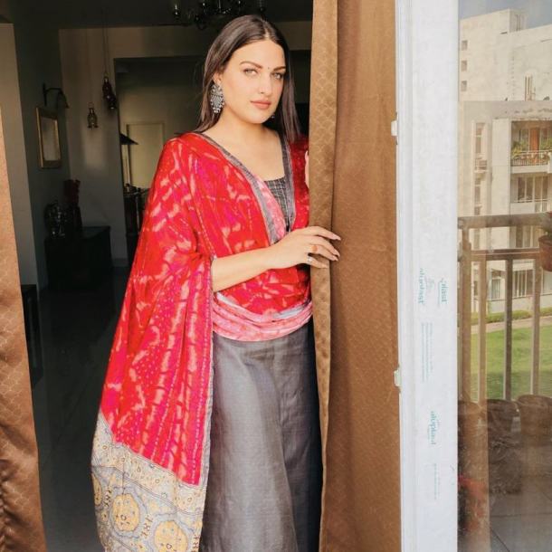 himanshi khurana instagram