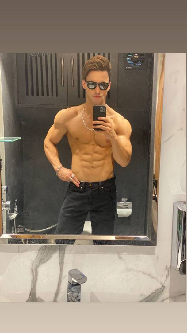 asim riaz mirror selfie