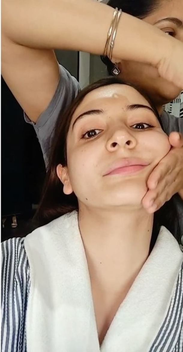 anushka face