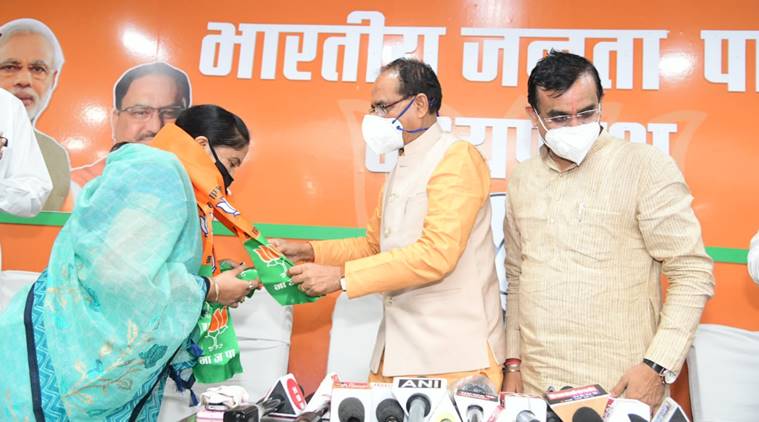 congress MLAs resign in MP, congress mlas join BJP, congress mlas join BJP in MP, Nepanagar MLA Savitri Kasdekar resigns, Nepanagar MLA Savitri Kasdekar joins BJP, MP politics, MP congress