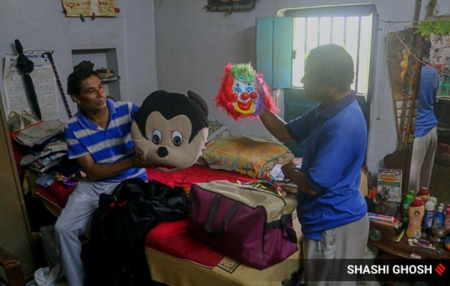 kolkata news, kolkata lockdown, mickey mouse, west bengal coronavirus cases, clown job, kolkata photos, indian express