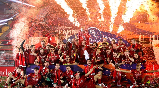 ليفربول: يحمل جوردان هندرسون ليفربول جوردان هندرسون في الدوري الإنجليزي الممتاز عالياً بعد تقديمه بعد مباراة كرة القدم في الدوري الإنجليزي الممتاز بين ليفربول وتشيلسي في ملعب أنفيلد في ليفربول ، إنجلترا. (AP)