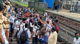 Nalasopara railway station protests, Nalasopara railway station train stopped, Nalasopara railway station railway tracks protests, mumbai trains, mumbai coronavirus latest updates, mumbai city news