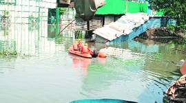 homes swept away, heavy rain, drain overflows, ITO slum, Delhi news, Indian express news