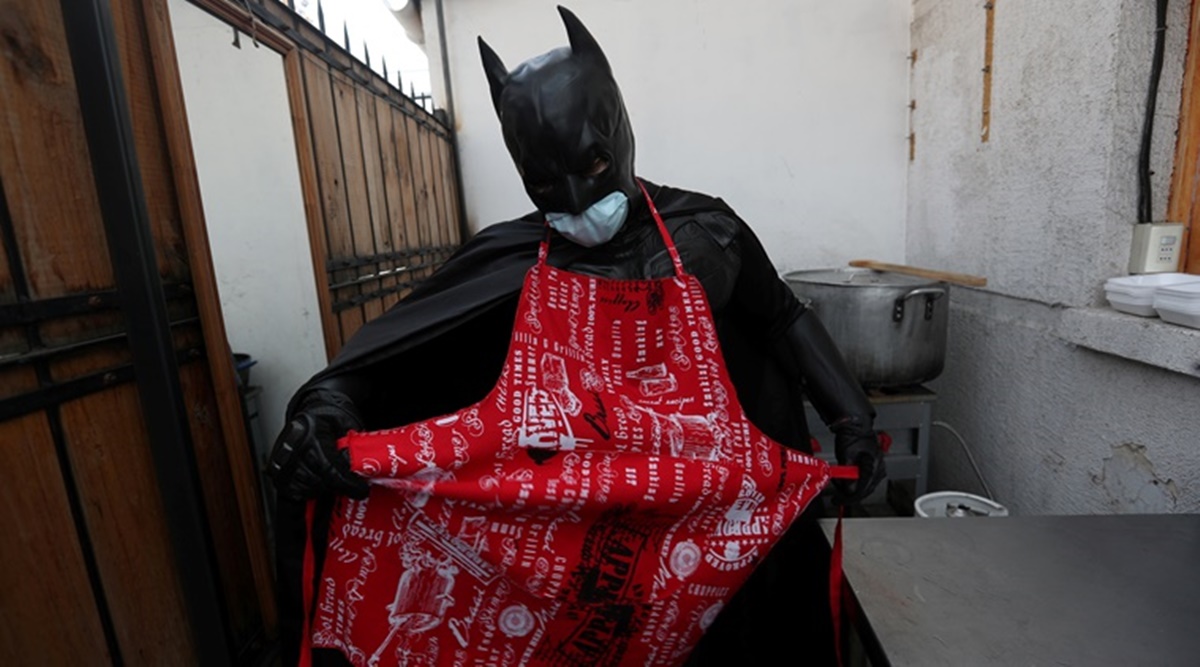 Un hombre disfrazado de Batman alimenta a los sin techo en la capital chilena