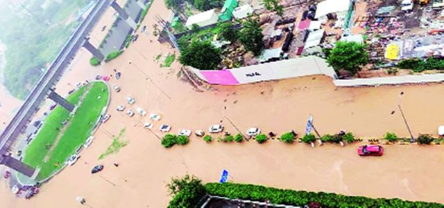 An aerial view of the city’s upscale Golf Course Road, which saw massive waterlogging(Praveen Khanna)