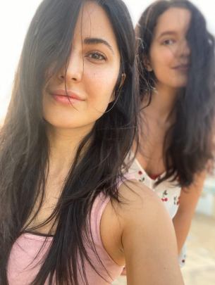 Isabelle Kaif, katrina selfie