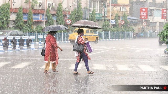 Rain lashes Kolkata’s Park Street on Monday.The city received 1.6 mm of rainfall.  (Express photo: Partha Paul)