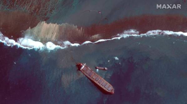 Mauritius oil spill, Mauritius oil spill cause, Mauritius oil spill clean up, Mauritius news, Mauritius national emergency, Indian Express