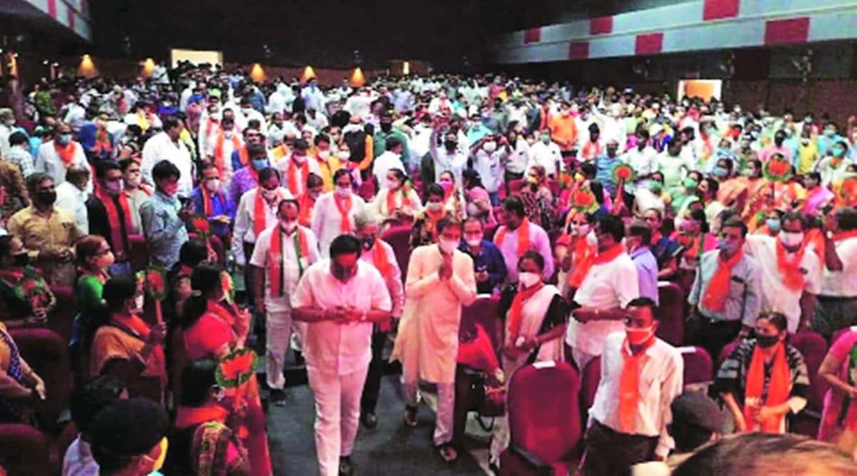 covid-19 in gujarat, Gujarat congress, cr patil, social distancing, cr patil meeting, social distancing violation, indian express news