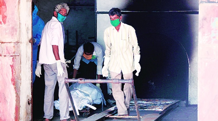 vmc, vadodara covid-19, vadodara covid deaths, Vadodara crematorium, Vadodara crematorium workers ppe kits, indian express news