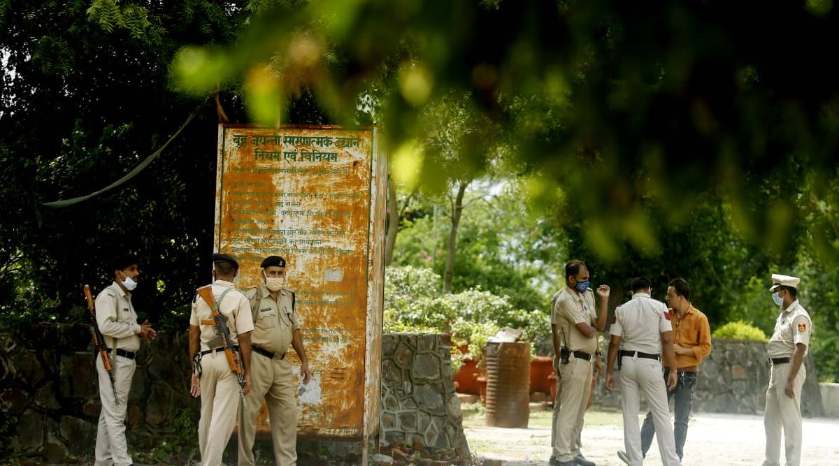 isis held in delhi, isis man arrested in delhi, isis agent held in delhi, noida checking isis, noida security isis, delhi isis alert, delhi isis attack, delhi city news