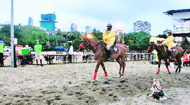 Ganesh Chaturthi, Ganesh festival, ganesh immersion in mumbai, Horse-mounted policemen in mumbai, Horse-mounted policemen in mumbai for ganesh immersion, mumbai city news