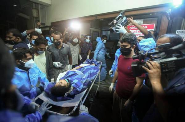 kerala air crash, kerala plane crashlanding, kozhikode airport plane skid off, kerala tabletop airport