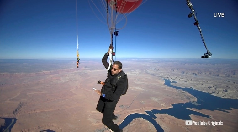 David Blaine, Helium balloon stunt, David Blaine balloon stunt, helium balloon, Viral video, Trending news, Arizona, Arizona desert stunt, Indian Express newsDavid Blaine, Helium balloon stunt, David Blaine balloon stunt, helium balloon, Viral video, Trending news, Indian Express news