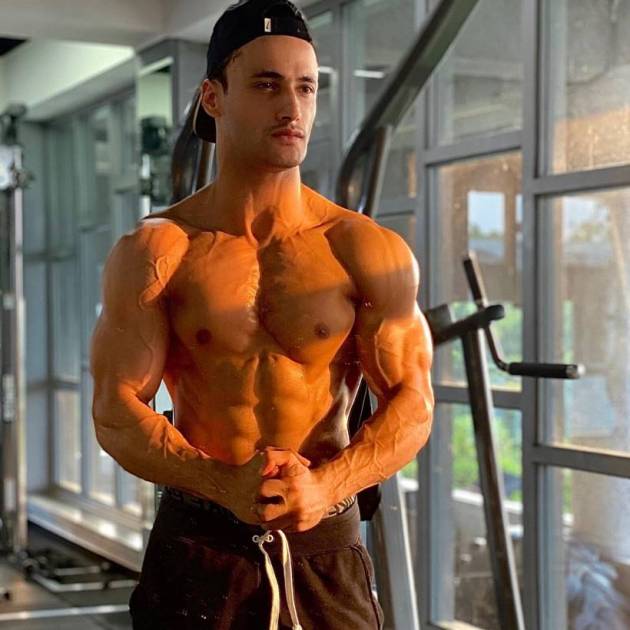 asim riaz gym photo