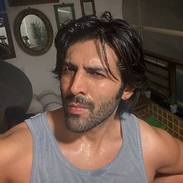 kartik aaryan workout selfie