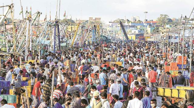 A crowded Kasimedu fish market in Chennai on Sunday after the authorities lifted the weekend lockdown. (PTI)