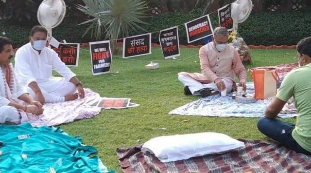 The sit-in protest by eight suspended MPs at Parliament premises on Monday continued past midnight and received the support of a large number of opposition leaders. (ANI)