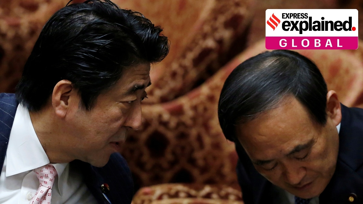 Japan's Shinzo Abe (L) speaks to Chief Cabinet Secretary Yoshihide Suga before Suga answers questions during a lower house budget committee session at the parliament in Tokyo, Japan, February 20, 2014. (File photo)