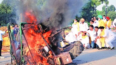 Punjab farmers protest, Farm bills, tractor marches, burning tractor, CHandigarh news, Punajb news, Indian express news