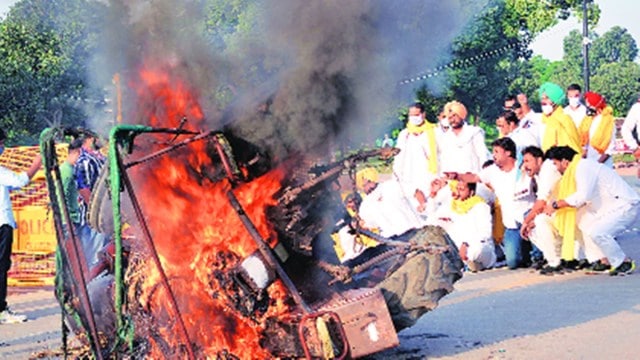 Punjab farmers protest, Farm bills, tractor marches, burning tractor, CHandigarh news, Punajb news, Indian express news