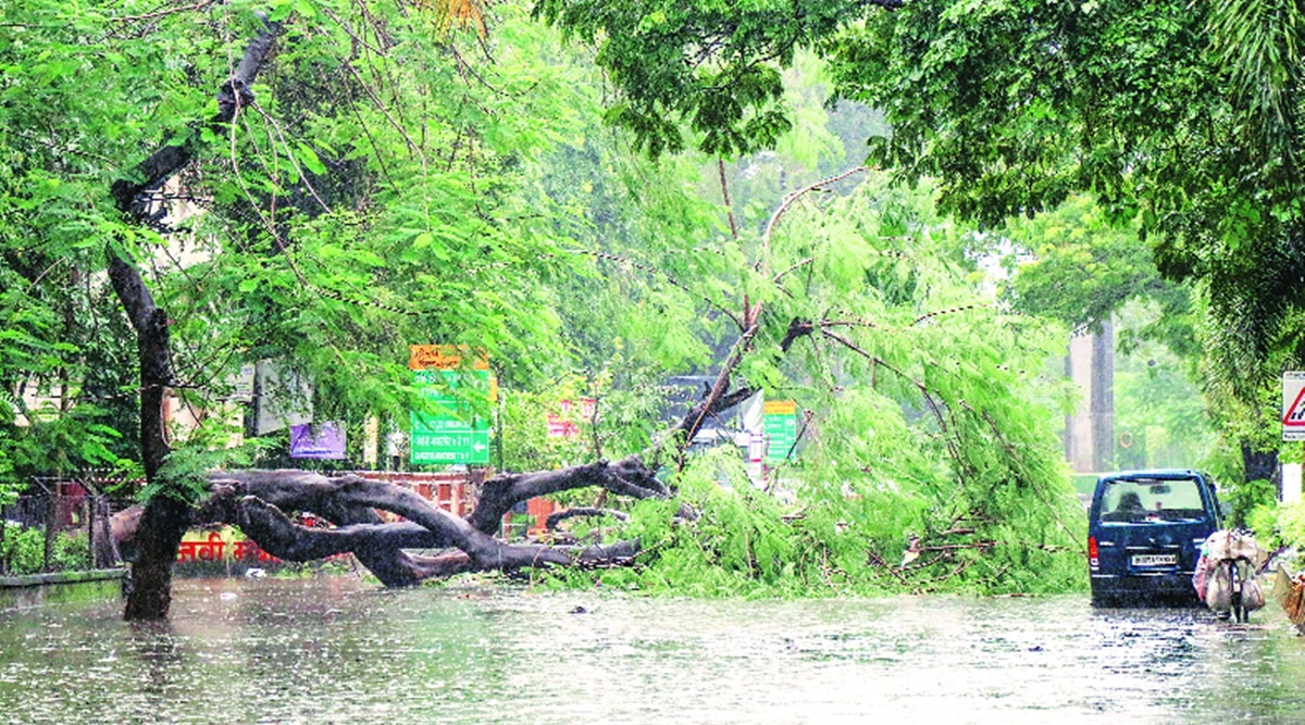Mumbai rainsm, mumbai mosnoon, mumbai rain flooding, mumbai water looging, mumbai rains, mumbai weather, mumbai weather news, indian express news