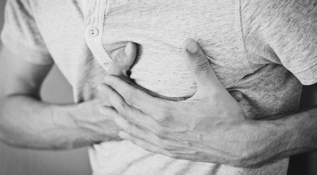 heart attack, signs and symptoms of heart attack, what happens during a heart attack, what to do during a heart attack, heart health, heart check-up, health, indian express news