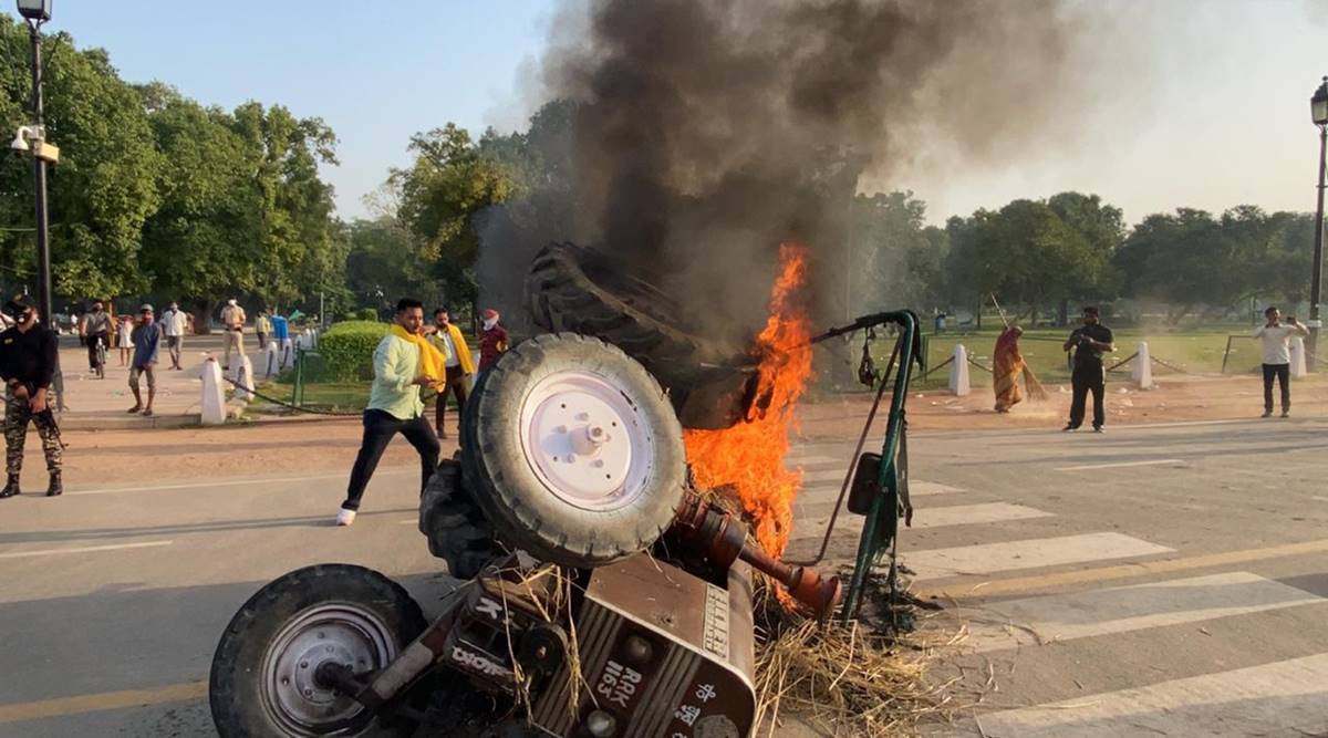 delhi india gate tractor set on fire, india gate tractor set on fire, delhi farmers protest, india gate delhi farmers protest, delhi city news