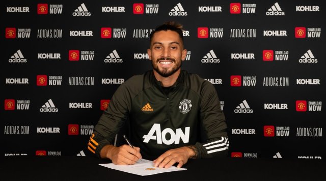 وقعت مانشستر يونايتد على الظهر البرازيلي اليكس يرو من الجانب البرتغالي بورتو في صفقة مدتها أربع سنوات. (المصدر: Twitter/Manutd