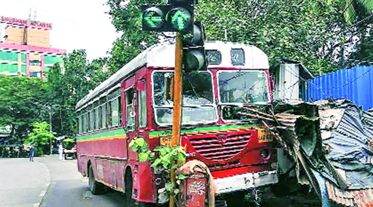 BEST bus accident, BEST bus rams into signal post, BEST bus driver faints, Mumbai news, Maharashtra news, Indian express news