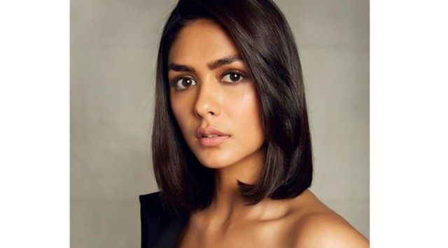 Mrunal Thakur to turn showstopper for LFW season-fluid edition finale ...