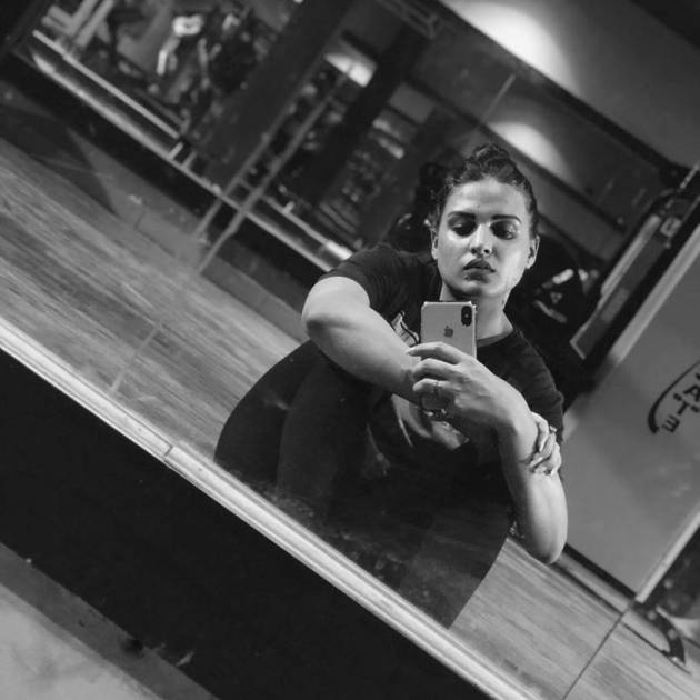 himanshi khurana mirror selfie
