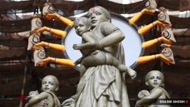 Kolkata pandal replaces Gooddess Durga with migrant workers as tribute Kolkata Durga Puja, Durga Puja Kolkata, Kolkata pandal photos, Kolkata Durga Puja photos, Durga puja pictures Kolkata, Kolkata migrants pandal photos, migrant pandal in Kolkata, Migrants lockdown pandal Kolkata, indian express photos