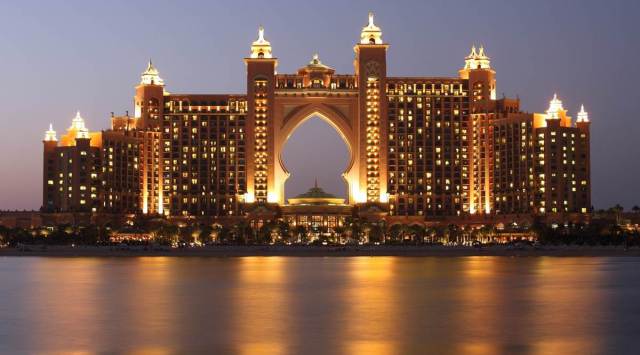 Dubai, travelling to Dubai, dos and don'ts of travelling to Dubai, pandemic, Dubai airport, indian express news
