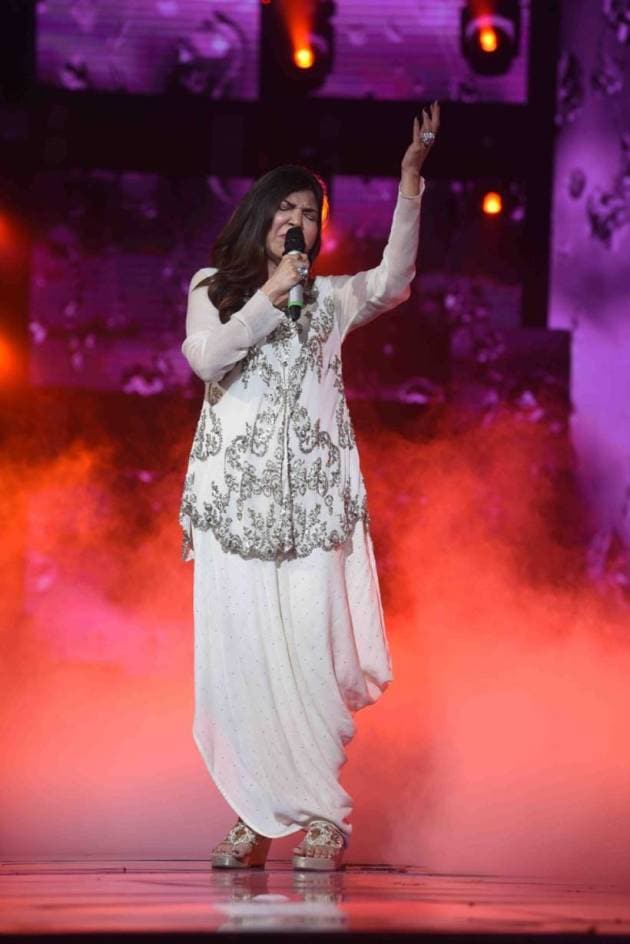 alka yagnik performance
