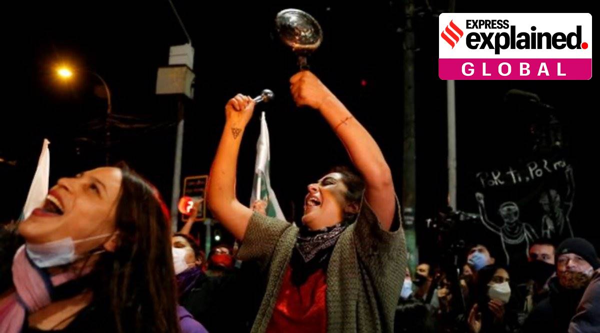 A woman bangs a pot as she reacts to the referendum on a new Chilean constitution in Valparaiso, Chile (REUTERS/Rodrigo Garrido)