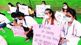 Docs of MCD-run Hindu Rao, Kasturba hospitals protest at Jantar Mantar