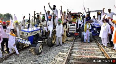 Miffed over Minister's absence, Punjab farmers boycott meeting, tear copies of new farm laws