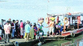 Mumbai covid, mumbai local, mumbai local train service, Dombivali residents use ferry services for office, ferry services in kalyan officegoers, mumbai news, indian express news