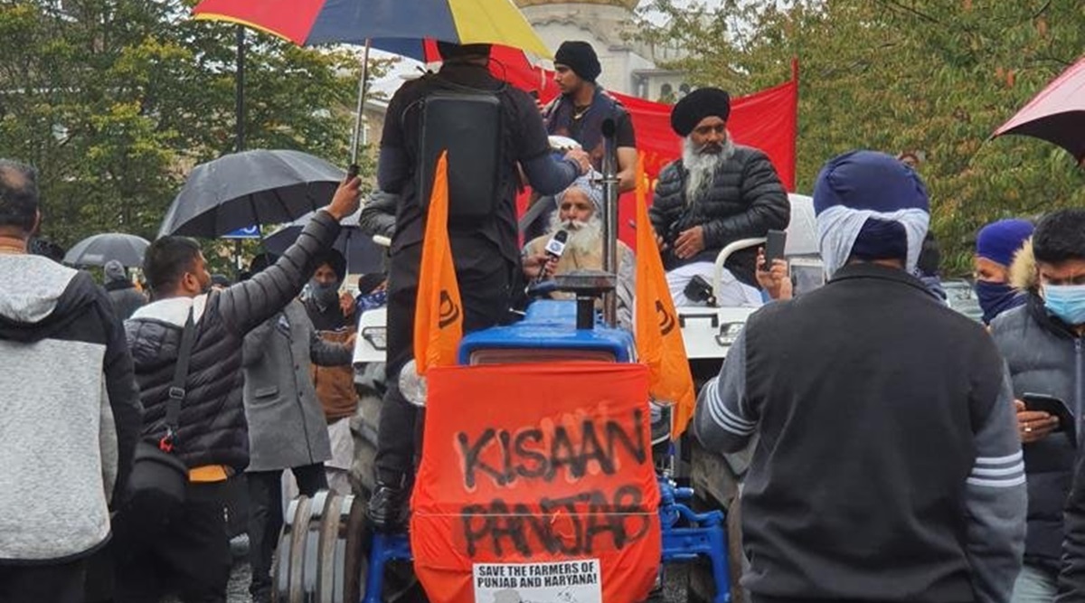 The streets of Southall filled up with hundreds of people and a large number of farm and luxury vehicles. (Twitter/@SikhPA)