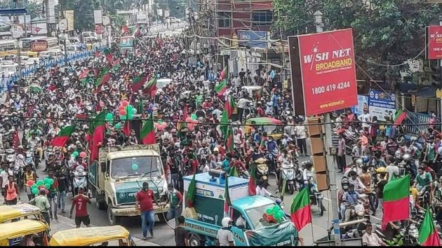 Kolkata turns green and maroon to celebrate Mohun Bagan lifting I ...