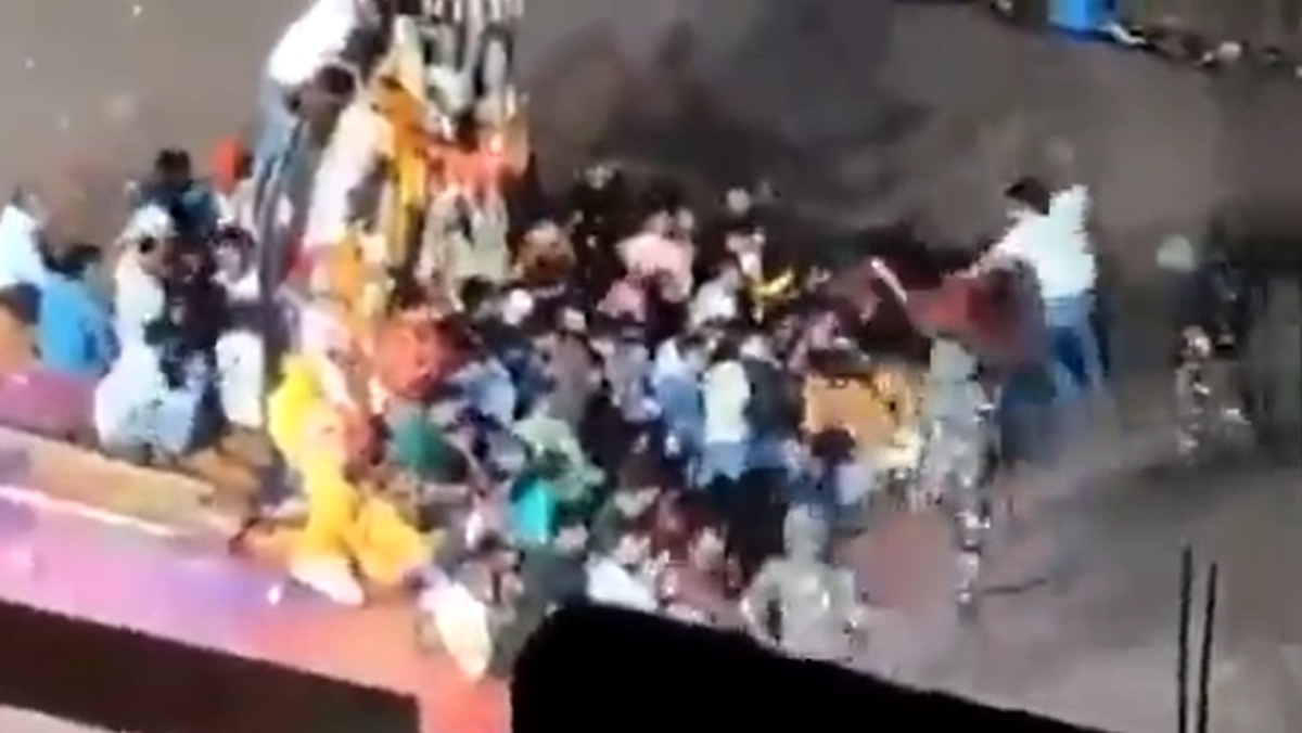 Munger: Almost 30 persons were injured in the clash between pandal organisers and the police. (Video screenshot)