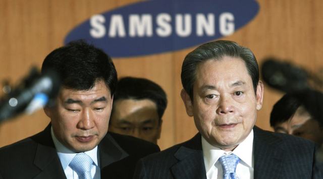 In this April 22, 2008, file photo, Samsung Group Chairman Lee Kun-hee, right, arrives to hold a news conference at the Samsung Group headquarters in Seoul, South Korea.